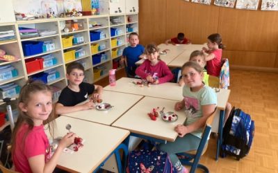 Veselje prvošolcev ob sprejemu med podmladkarje RK