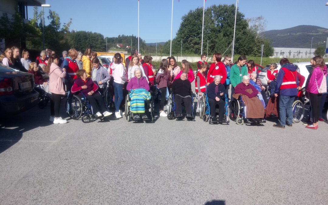 »Sprehod za spomin« s stanovalci Doma