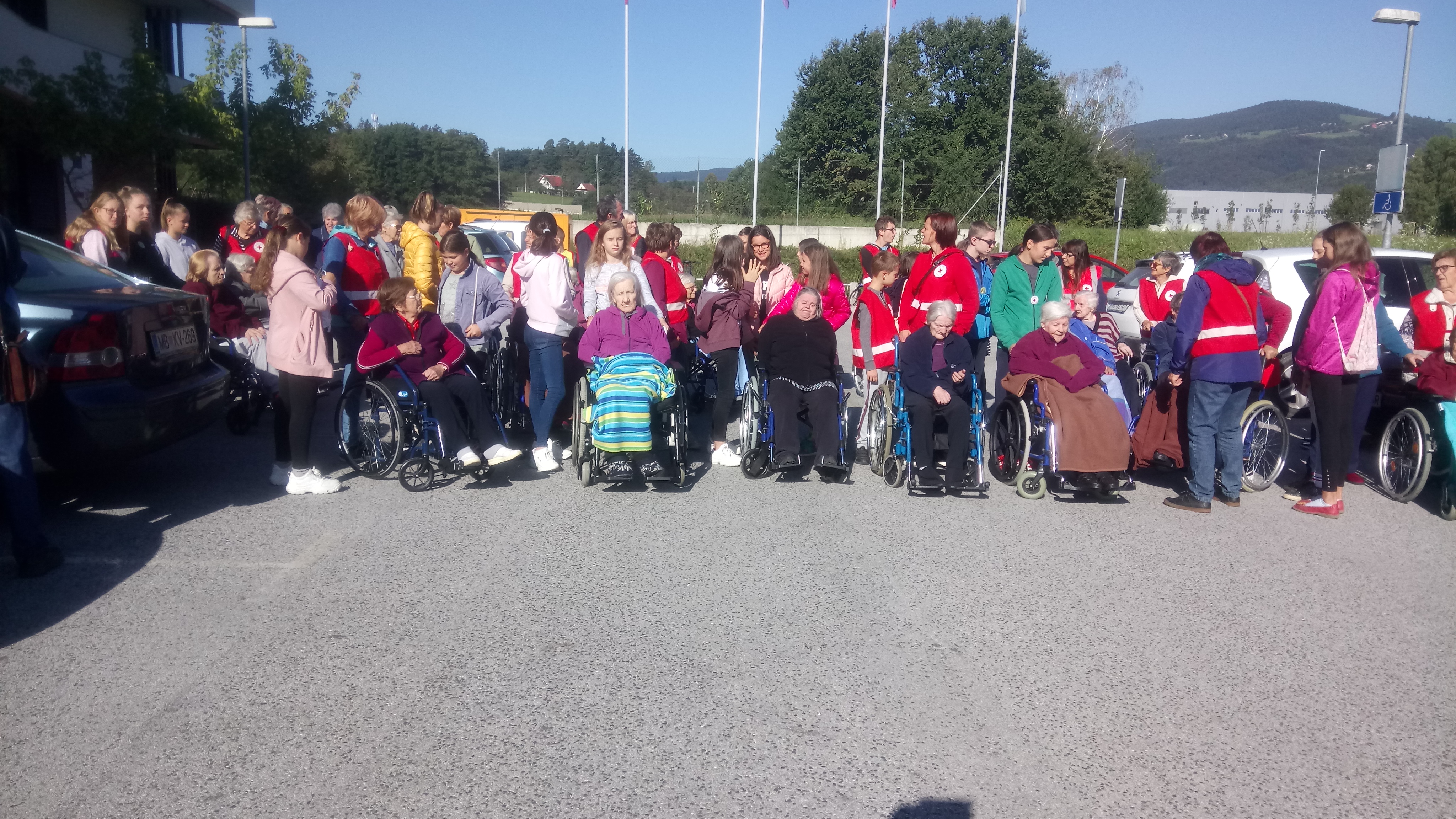 »Sprehod za spomin« s stanovalci Doma