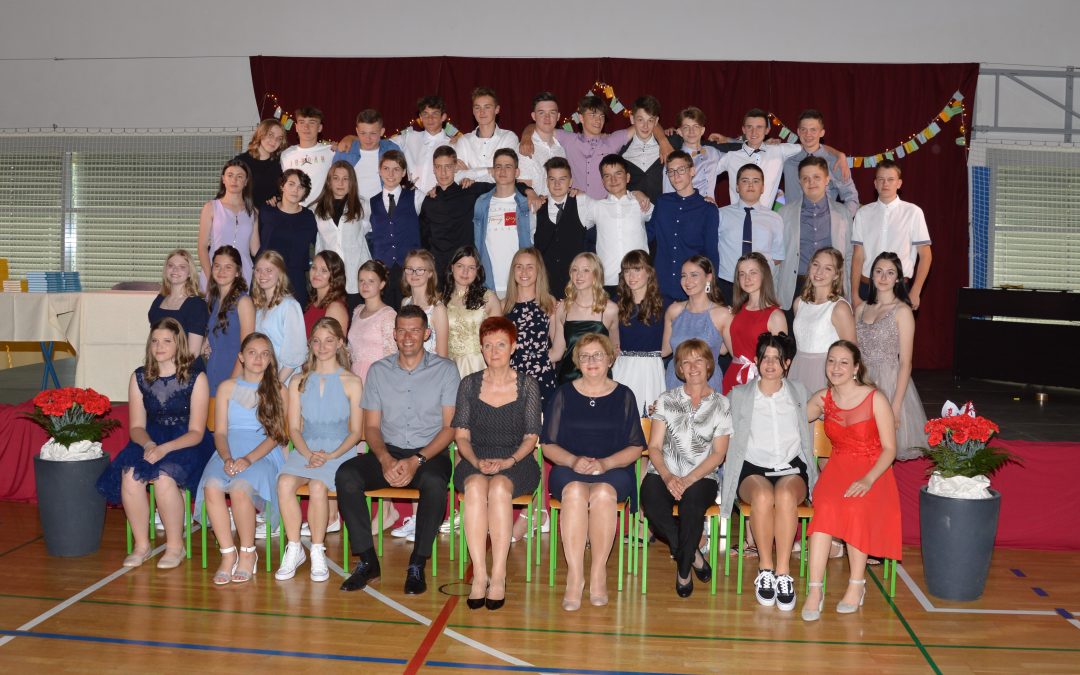Zadnje dejanje devetošolcev pred poletnimi počitnicami, valeta generacije 2012–2021